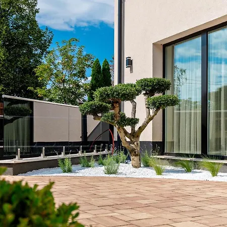 Diamond Panzio Bed & Breakfast 4*