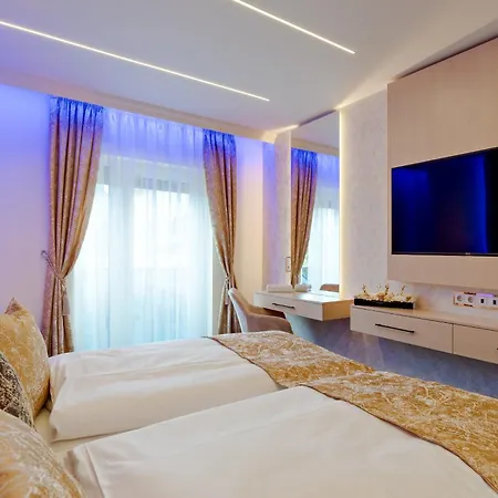 לינה וארוחת בוקר Diamond Panzio 4*